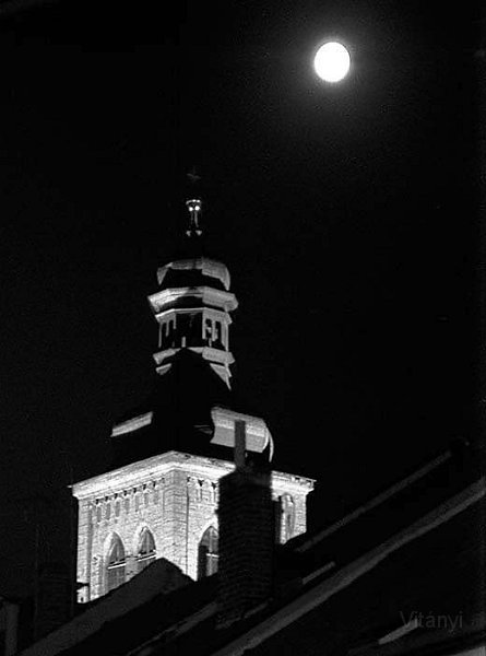 VI_FoN_06-19_27.jpg - Kutná Hora, Szt Jakab. Kutná Horának, a valamikori bányászvárosnak kísérteties hangulata volt a 90-es években. Sötét, kihalt utcák, a szél zörgette a rozsdás hullámlemez palánkokat, az elhagyott épületek ablakaiban macskák nyávogtak. A főtér egyetlen nyitva tartó éttermében viszont  bőségesen meg lehetett vacsorázni kb annyiért, amennyibe a prágai főtéren egy pohár sör került.