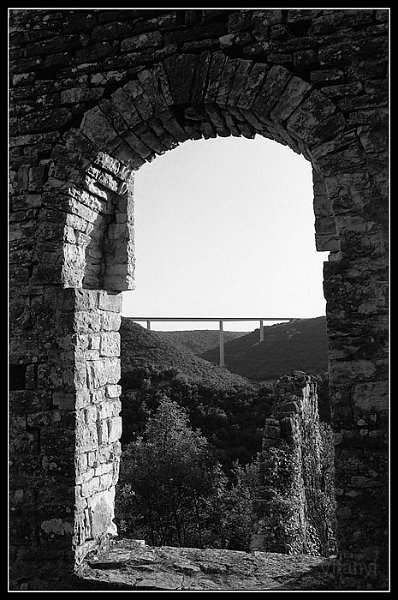 VI_FoN_07-26_24.jpg - Dvigrad romjai (a háttérben a Pulába tartó autópálaával)