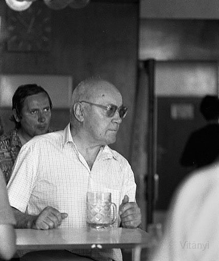 VI_FoN_07-33_05_bk.jpg - ... És a törzsközönség. A bal felső sarokben lévő órára, mint dizájn elemre is felhívom a figyelmet. Sajnos ez a kép sem lett tökéletes, de valamiért itt sem kedvelik a fotósokat.