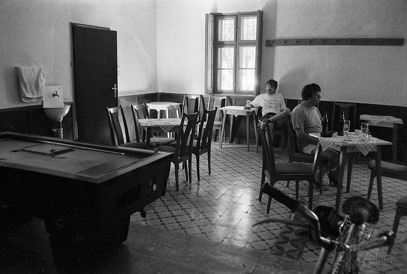 VI_FoN_08-13_0007.jpg - ... és néhány megkapó enteriőr "hozott statisztákkal"
