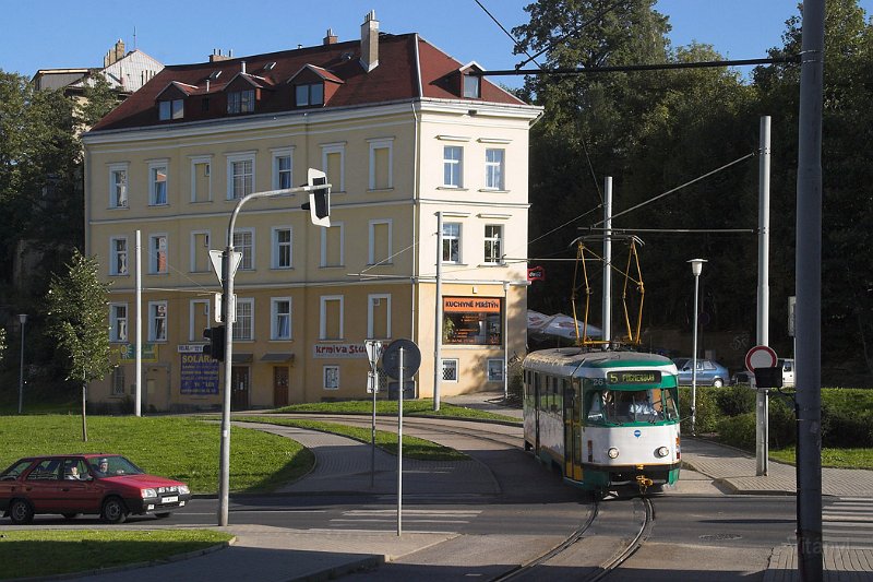 CRW_1408_b2.jpg - Ugyanez a helyszín 8 évvel később, ezúttal az utolsó T2-esek egyikével.  A bal oldalon álló házat lebontották. A park kétségkívül barátságosabb, de eltűnt a kísértethangulat.