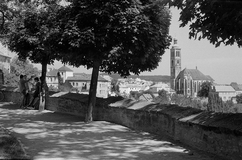 VI_FoN_05-20_11.jpg - Nappal azért barátságosabb. A jobb oldalt látható Szt Jakab templomba még sohasem sikerült bejutnom