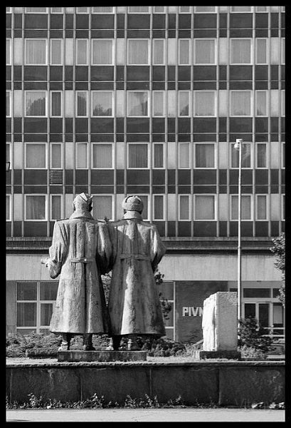 VI_FoN_08-19_29_k_b.jpg - Vsetín (Csehország). Innen származik dédnagymamám. Persze az ő idejében még nem volt ott ez a szobor, és gyanítom, hogy azóta szintén nem.