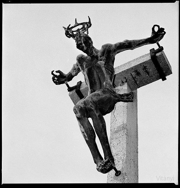 VI_FoN_66-046_02.jpg - Pécs, Tettye. Ezzel a szobrral (Rétfalvi Sándor alkotása) először 1974-ben egy tévéműsorban találkoztam. Annyira megtetszett, hogy addig rágtam szüleim fülét, míg végül Pécsre mentünk nyaralni, hogy megnézhessem igaziban is.