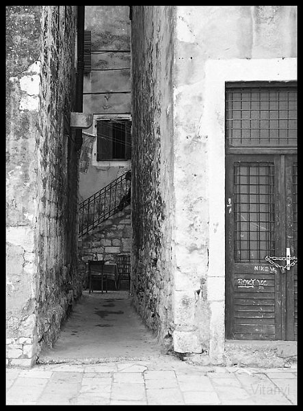 VI_FoN_66-119_04.jpg - Split