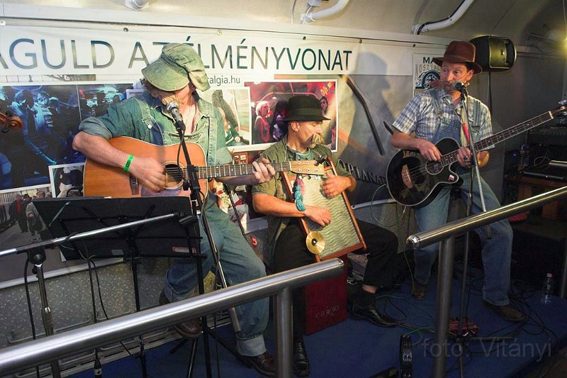 VI_FoDi_06_5947_b.jpg - A Little Band