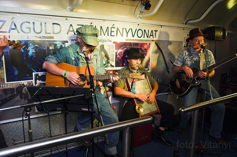 VI_FoDi_06_5948_b.jpg - A Little Band