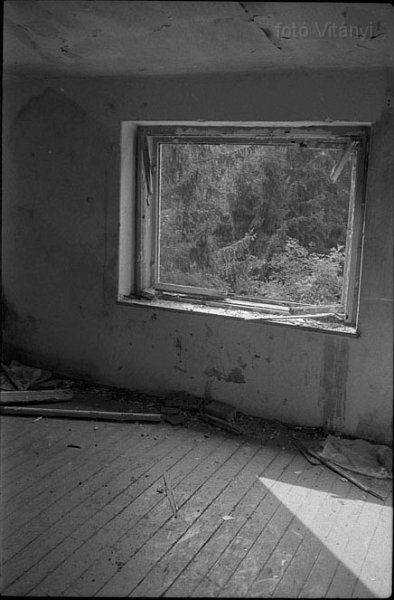 VI_FoN_05-08_01_b_v.jpg - 1995 tavaszán. Egy tetőtéri szoba