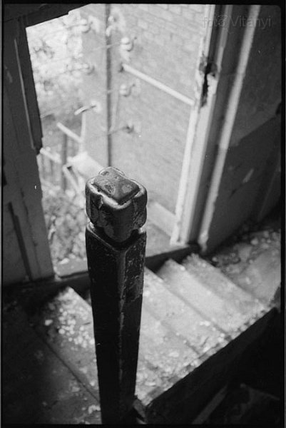 VI_FoN_05-08_04_b_v.jpg - 1995 tavaszán. Lépcsőkorlát