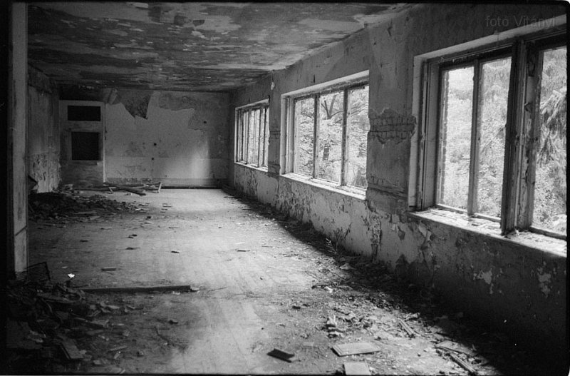 VI_FoN_05-08_08_b_v.jpg - 1995 tavaszán. Az ebédlő
