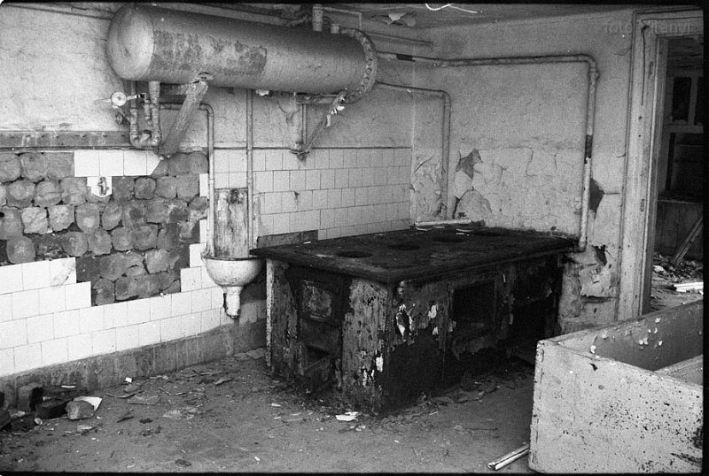 VI_FoN_05-08_09_b_v.jpg - 1995 tavaszán. Konyha részlet