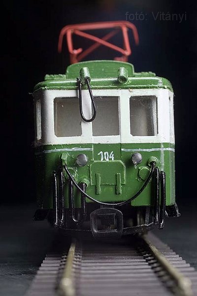 CRW_5839_b.jpg - A HÉV kocsikra jellemző tömlő-kavalkád: 4 féktömlő (Knorr-III), 1 fűtési, 1 világítasi, és 1 távvezérlési kábel, utóbbiak vakfejbe visszacsatlakoztatva.