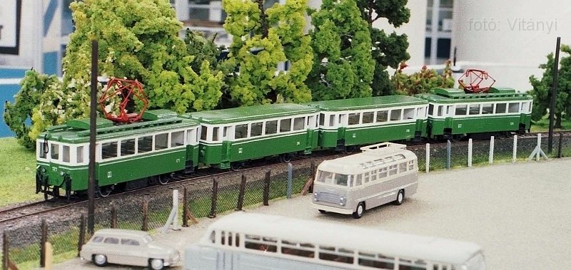 M-II_1_r_b.jpg - Az 1997-es Petőfi Csarnok-beli kiállításon fotózás céljából feltettem a szerelvényt egy terepasztalra. Sajnos felsővezeték nem volt rajta. Szégyellem, de az asztal készítőjének a nevét nem tudom. Az előtérben álló közúti járművek a saját gyűjtemény részei. (Volán színűre festve)
