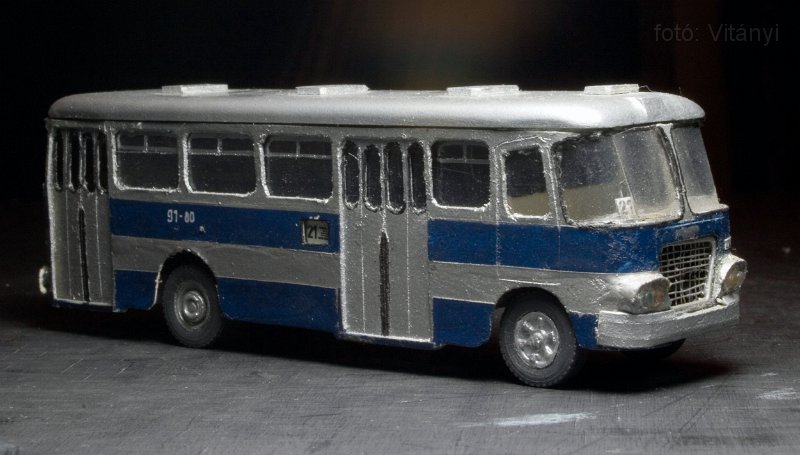 CRW_4338.jpg - Az Ikarus 620! H0-ás modell, impregnált papírból. A felületkezelés itt-ott hagy maga után kívánni valókat, de a jellegét elég jól visszaadja. A 21-es viszonylatszámot azért kapta, hogy majd jól mutasson a fogaskerekű mellett.