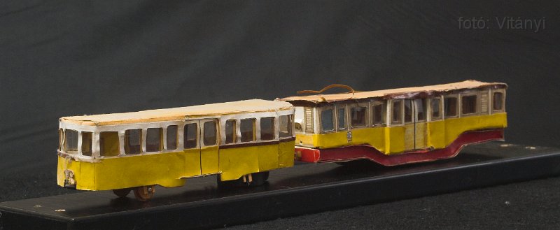 VI_FoDi_07_2098_s.jpg - Korai próbálkozások úgy '77-78 tájáról. A pótkocsinak volt valaha kereke, a motorkocsi forgóvázai már nem készültek el. Rájöttem, hogy ez zsákutca.