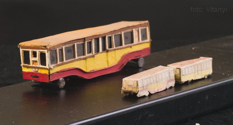 VI_FoDi_07_2165_s.jpg - További két földalatti. Különböző méretarány, különböző technika. A nagyobbik, H0-ás már kezd modellre emlékeztetni.