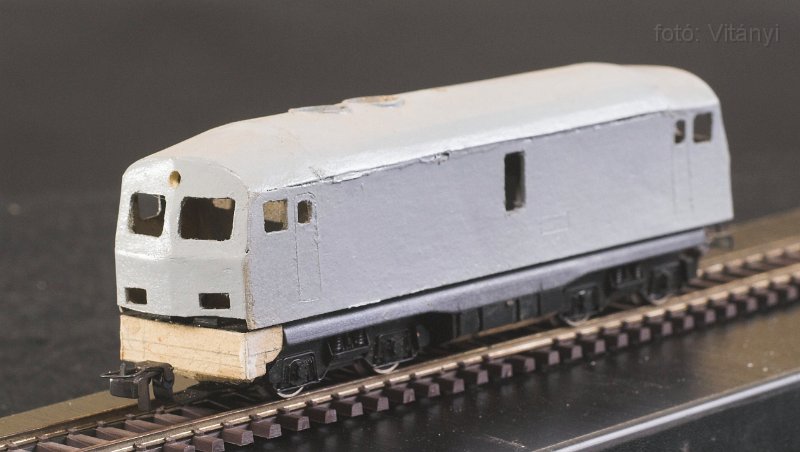 VI_FoDi_07_2174_s.jpg - A BR-110-es Csörgő. Ez sem lesz már befejezve. Túl azon, hogy a BR-110-es fő méretei nem azonosak a Csörgőével, van egy-két súlyos hiba ebben a modellben. Ha csörgőre vágynék, vennék Fuggerth-től. Ha meg annál szebbet akarnék...   ...az nem ez lenne. A küldetését, mint technológiai kísérlet így is betöltötte.
